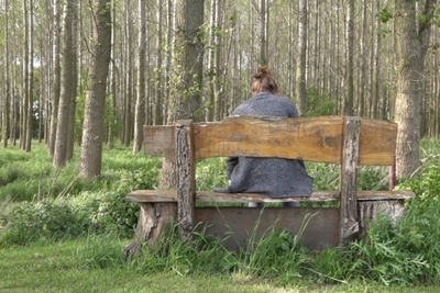 Vrouw bij Lemurisch bos.jpg